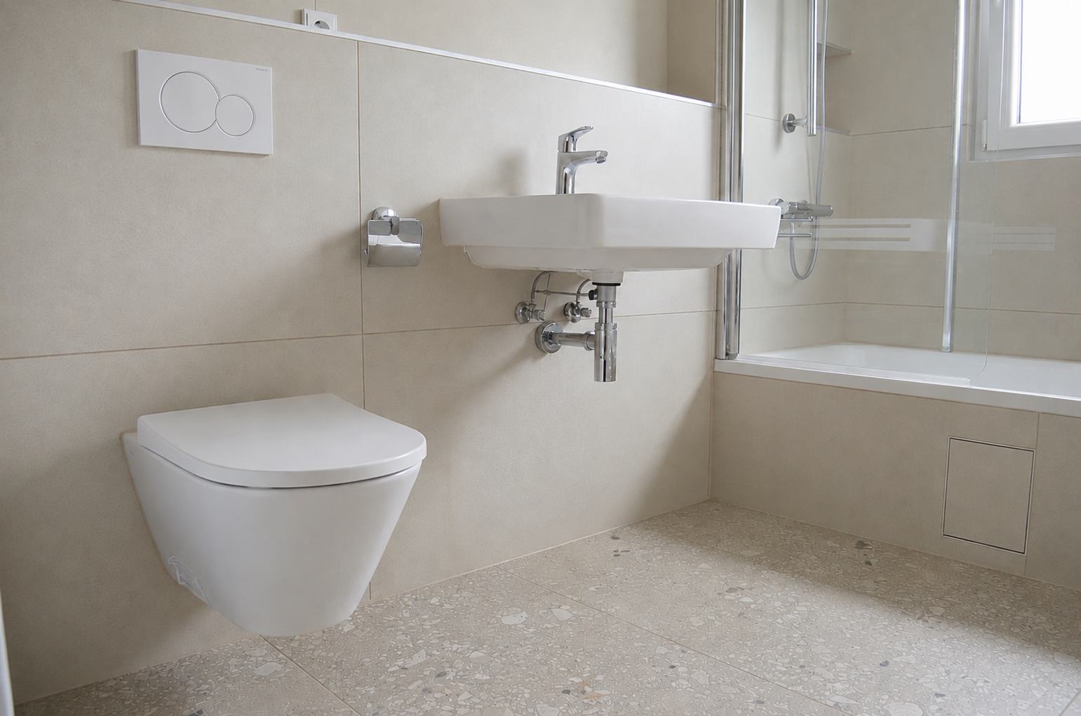 Badezimmer in warmen Beigetönen