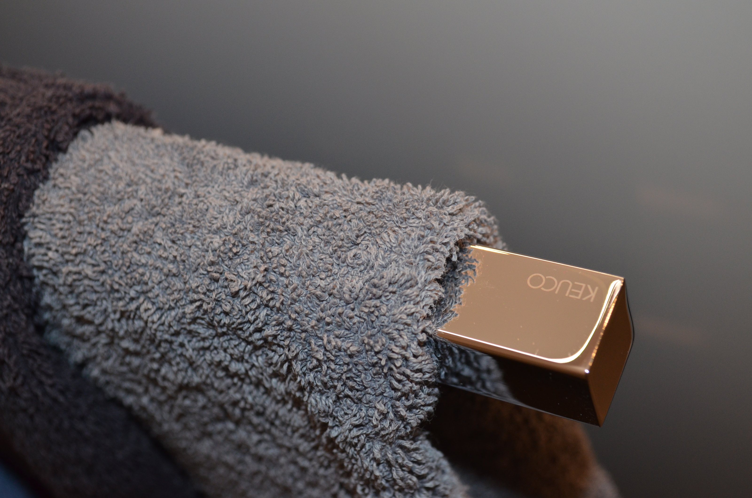 Handtuch auf einer Wandstange im Badezimmer