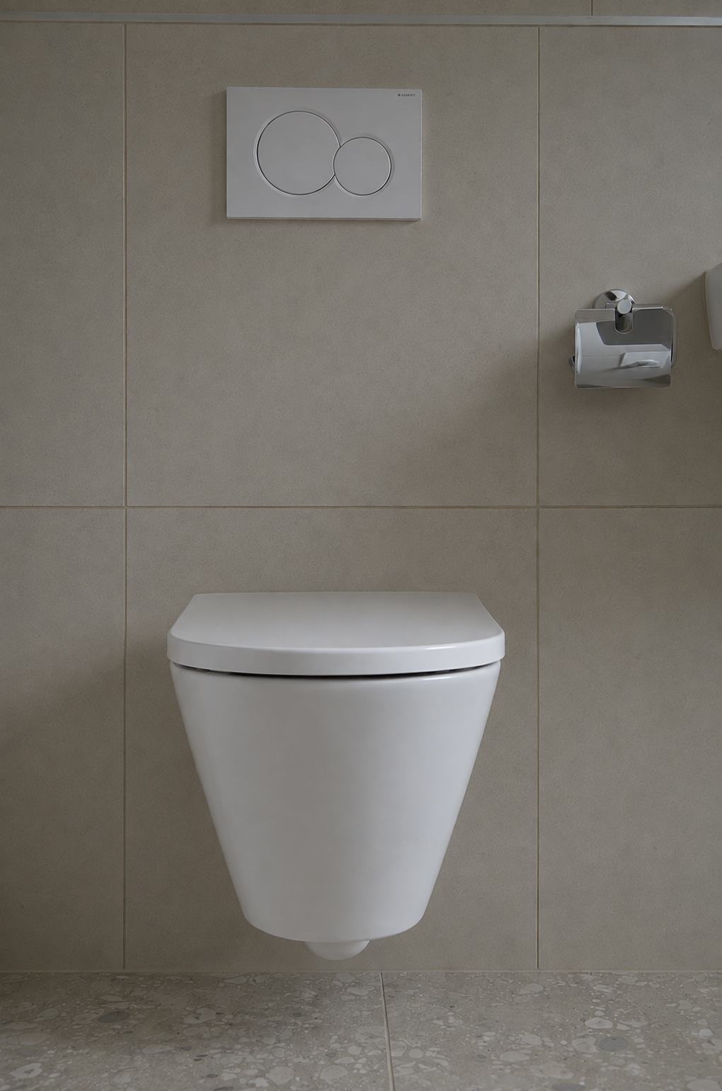 WC-Bereich mit flächenbündiger Betätigungsplatte