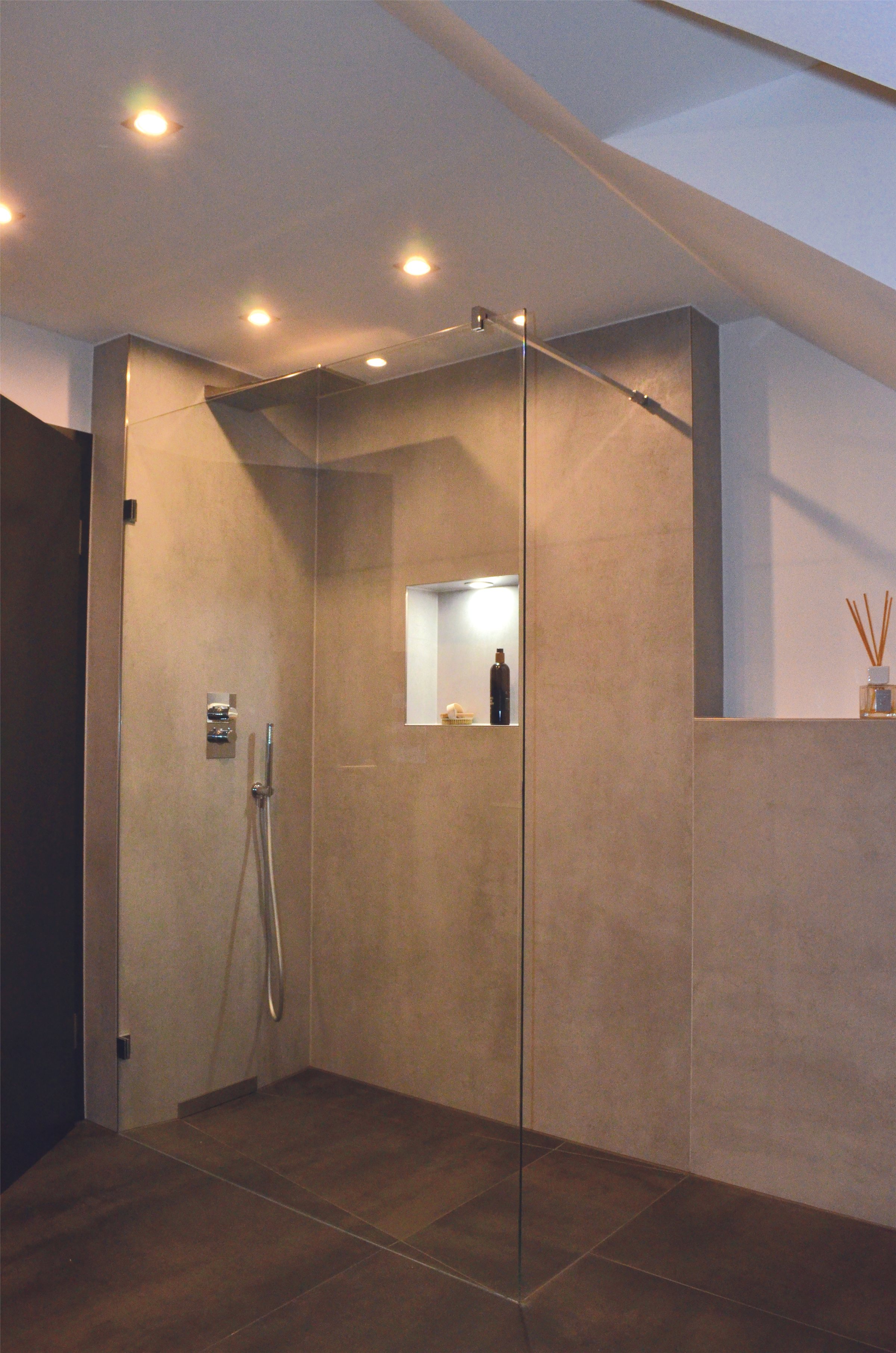 Walk-in-Dusche mit großen, ruhigen Wandflächen und Nische
