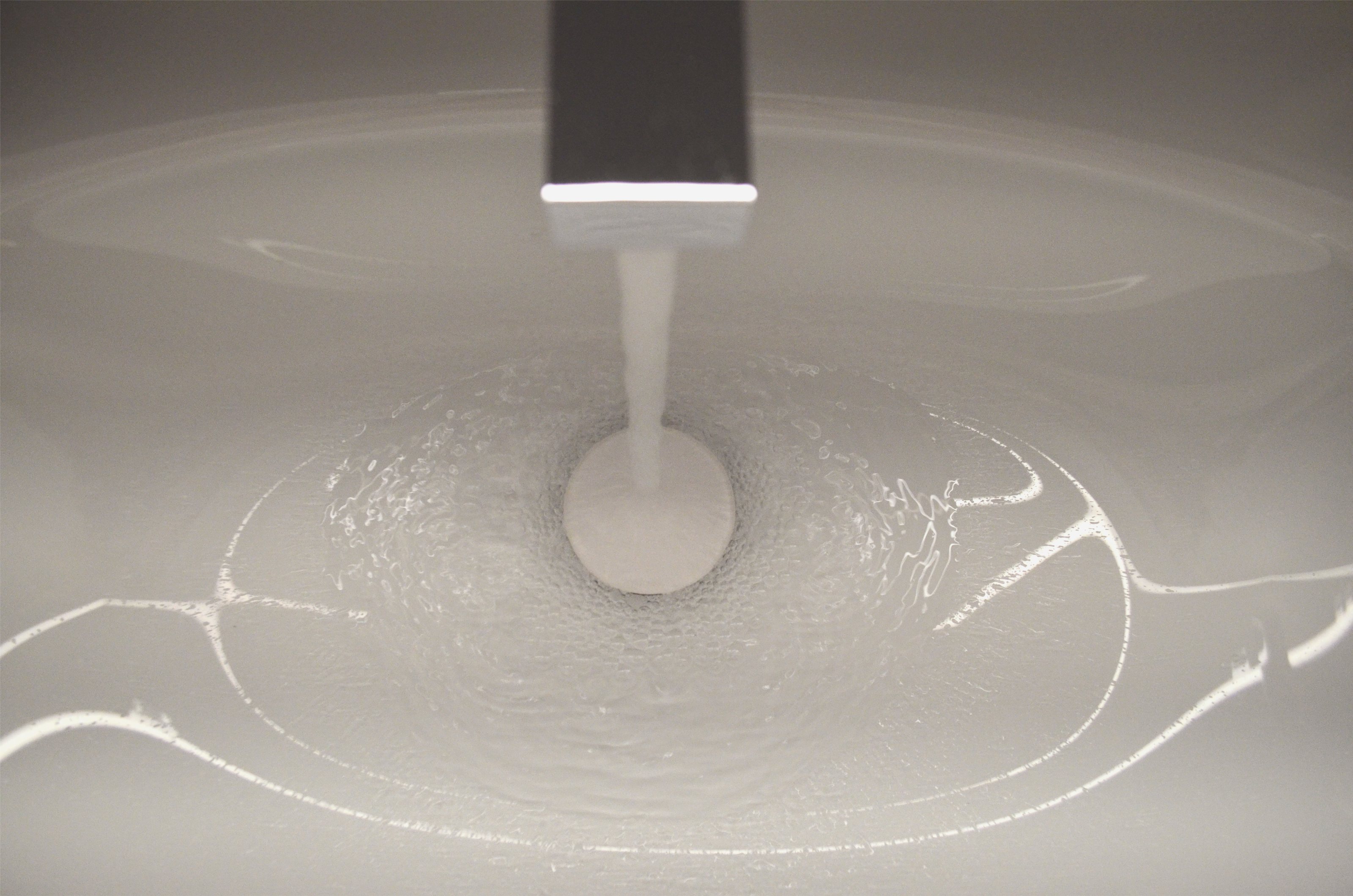 Wasserstrahl einer Armatur in einer großflächigen Detailaufnahme